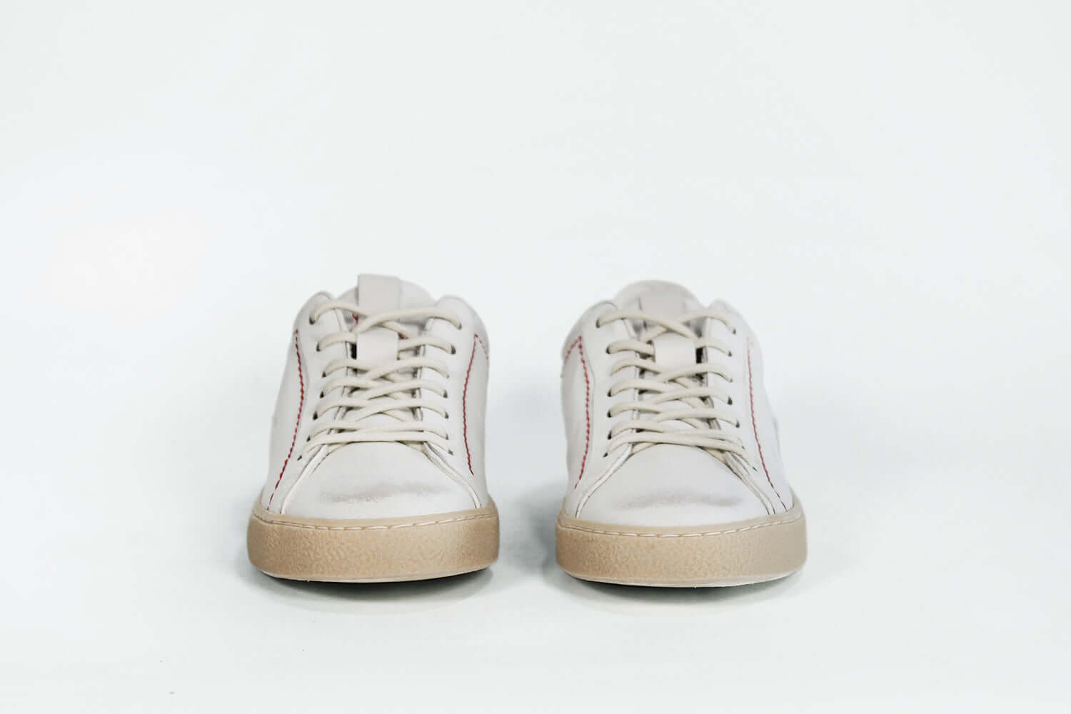 Women's ORIGINAL LC06 Low-top in Retro White Leather, displays the red stitiching and patchwork logo, emphasising craftsmanship.